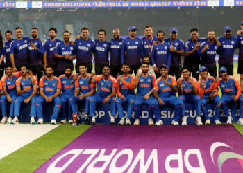 എന്തിനാടാ അവന്റെ കൈയിൽ നിന്ന് ട്രോഫി, നമുക്ക് പോസ്റ്റ് ചെയ്യാൻ ഈ കിരീടം പോരെ; ചിരിപ്പിച്ച് ഗില്ലും സൂര്യകുമാറും