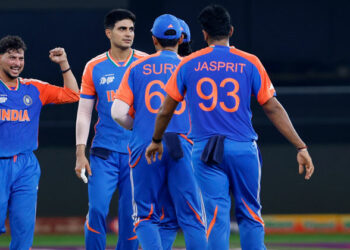 നെവർ എവർ അണ്ടർസ്റ്റിമേറ്റ് കുൽദീപ് യാദവ്, തുടക്കത്തിൽ പതുങ്ങിയത് വീശിയടിക്കാൻ; ഉത്തരമില്ലാതെ പാക് പട