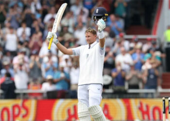 റൂട്ട് ആഷസിൽ സെഞ്ച്വറി നേടിയില്ലെങ്കിൽ എംസിജിയിൽ നഗ്നനായി നടക്കും, ഇംഗ്ലണ്ട് താരത്തെ വിശ്വസിച്ച് വെല്ലുവിളിയുമായി ഇതിഹാസം