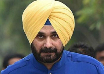 ആരാടാ സെവാഗ് ഒകെ പോയി എന്ന് പറഞ്ഞത്, ഇന്ത്യൻ ടീമിൽ ഉണ്ടെടാ വേറെ ഒരു വീരൂ; നവ്ജോത് സിംഗ് സിദ്ധു പറയുന്നത് ആ താരത്തെക്കുറിച്ച്