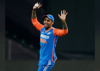 ഇതൊക്കെ ഈ മത്സരത്തിലായത് കൊണ്ട് നടന്നു, പാകിസ്ഥാൻ എങ്ങാനും ആയിരുന്നെങ്കിൽ ഇങ്ങനെ ചെയ്യുമോ? സൂര്യകുമാർ യാദവിന്റെ പ്രവർത്തിക്കെതിരെ ആകാശ് ചോപ്ര