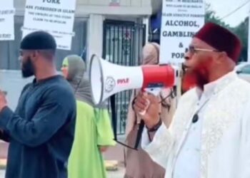 അഴകൊഴമ്പൻ ഭീഷണിയുമായി ഇസ്ലാമിക പണ്ഡിതൻ നടുറോഡിൽ; ശരിയത്തേ നിരോധിച്ച് ടെക്‌സസ്