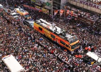 ഉച്ചയ്ക്കെത്തേണ്ട വിജയ് 6 മണിക്കൂർ വൈകി,തിരക്കാവാൻ മനപ്പൂർവ്വമോ?: ഭക്ഷണവും ഒരു തുള്ളി വെള്ളവുമില്ലാതെ പതിനായിരങ്ങൾ പൊരിവെയിലത്ത്