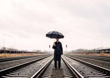 റെയിൽവേ ട്രാക്കിനടുത്തുകൂടി കുട ചൂടി നടക്കരുത്; ഇതിനൊരു കാരണമുണ്ട്…