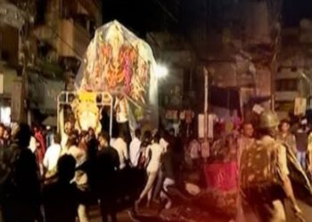 ഒഡീഷയിൽ ദുർഗ വിഗ്രഹ നിമജ്ജന ഘോഷയാത്ര തടഞ്ഞ് കലാപകാരികൾ ; പോലീസിന് നേരെയും ആക്രമണം ; ഇന്റർനെറ്റ് റദ്ദാക്കി ഭരണകൂടം