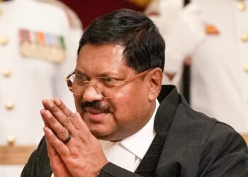 ചീഫ് ജസ്റ്റിസിന് നേരെ ചെരിപ്പേറുമായി അഭിഭാഷകൻ ; സുപ്രീംകോടതിയിൽ നാടകീയ രംഗങ്ങൾ ; പ്രകോപനമായത് ബി ആർ ഗവായിയുടെ ഖജുരാഹോ പരാമർശം