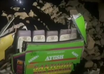 ഹിമാചൽപ്രദേശിൽ ബസിനു മുകളിലേക്ക് മലയിടിഞ്ഞുവീണു ; 15 മരണം ; നിരവധി പേർ കുടുങ്ങിക്കിടക്കുന്നു