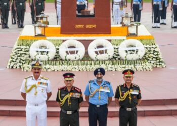 93-ാമത് ഇന്ത്യൻ വ്യോമസേനാ ദിനം ; ആഘോഷമാക്കി ഐഎഎഫ് പരേഡ് ; ആവേശം വാനോളം ഉയർത്തി വ്യോമസേനയുടെ യുദ്ധവിമാനങ്ങൾ