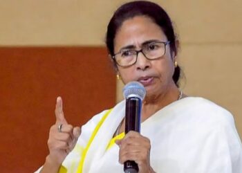 പെൺകുട്ടികൾ രാത്രിയിൽ പുറത്തിറങ്ങി നടക്കുന്നത് കൊണ്ടാണ് ബലാത്സംഗം ചെയ്യപ്പെടുന്നത് ; കോളേജുകൾ ആണ് വിദ്യാർത്ഥിനികളെ നിയന്ത്രിക്കേണ്ടതെന്ന് മമത ബാനർജി