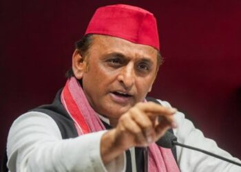 യോഗി ആദിത്യനാഥ് തന്നെ നുഴഞ്ഞുകയറ്റക്കാരനാണ് ; സ്വന്തം നാട്ടിലേക്ക് തിരിച്ചു പോകട്ടെ ; ബംഗാളി കുടിയേറ്റ വിഷയത്തിൽ പൊട്ടിത്തെറിച്ച് അഖിലേഷ് യാദവ്