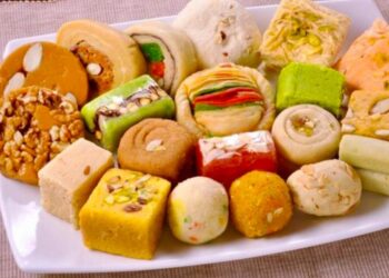 മധുരം ജീവനെടുക്കും; ദീപാവലിക്ക് മുൻപ് മധുരപലഹാരങ്ങളിൽ പരിശോധനയുമായി ഡൽഹി സർക്കാർ ; 17 പേർ അറസ്റ്റിൽ