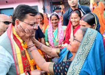 സഹസ്രധാരയിൽ ആശ്വാസത്തിന്റെ ദീപം കൊളുത്തി പുഷ്കർ സിംഗ് ധാമി ; മുഖ്യമന്ത്രിയുടെ ദീപാവലി ദുരന്തബാധിതരോടൊപ്പം