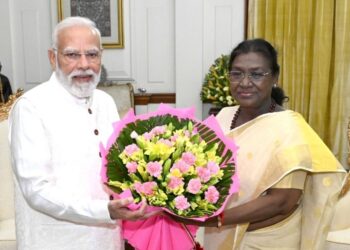 രാഷ്ട്രപതിയെ നേരിൽകണ്ട് ദീപാവലി ആശംസകൾ അറിയിച്ച് പ്രധാനമന്ത്രി മോദി