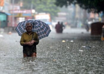 ന്യൂനമർദ്ദത്തിന് പിന്നാലെ ചുഴലിക്കാറ്റും ; തമിഴ്നാട്ടിലും കേരളത്തിലെ ചില ജില്ലകൾക്കും റെഡ് അലർട്ട് ; വെള്ളത്തിൽ മുങ്ങി തമിഴ്നാട്ടിലെ നിരവധി പ്രദേശങ്ങൾ
