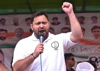 ബീഹാറിൽ അധികാരത്തിൽ വന്നാൽ വഖഫ് നിയമമെടുത്ത് ചവറ്റുകുട്ടയിൽ എറിയും ; തിരഞ്ഞെടുപ്പ് വാഗ്ദാനവുമായി തേജസ്വി യാദവ്