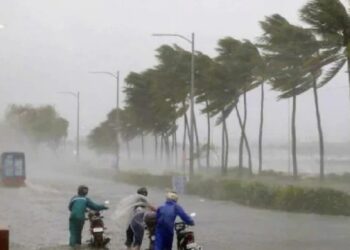 മോന്ത നാളെ അതിതീവ്ര ചുഴലിക്കാറ്റായി മാറും; കേരളത്തിലും കനത്ത മഴ ; മൂന്ന് ജില്ലകൾക്ക് മുന്നറിയിപ്പ്