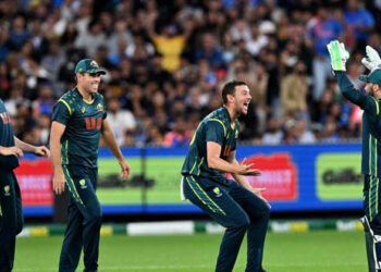 അത്ഭുതങ്ങൾ നടന്നില്ല, അർഹിച്ച തോൽവിയുമായി തലതാഴ്ത്തി ഇന്ത്യ; മാനം രക്ഷിച്ചത് വരുൺ ചക്രവർത്തി