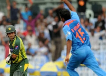 വിക്കറ്റ് എടുക്കുമ്പോൾ ക്ലാസായി എടുക്കണം, അല്ലെങ്കിൽ എന്ത് കാര്യം; പ്രമുർക്ക് ഒരുത്തനും ഇല്ലാത്ത റെക്കോഡ് നമ്മുടെ ഭുവിക്ക്