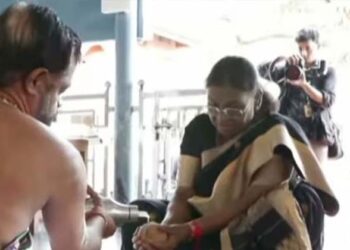 ഇരുമുടി കെട്ടുമായി അയ്യന്റെ മുന്നിൽ; രാഷ്ട്രപതി ശബരിമലയിൽ