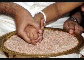 ഇന്ന് വിജയദശമി; ആദ്യാക്ഷരം കുറിച്ച് കുരുന്നുകൾ അക്ഷര ലോകത്തേക്ക്…