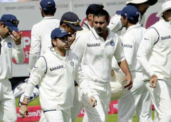 ഇയാളെ കൊണ്ട് വലിയ ശല്യമാണല്ലോ, ആദ്യമേ ക്രീസിൽ വന്നിട്ട് പോകാറായില്ലേ; സഹതാരങ്ങൾ 10 പേരുമായി ബാറ്റ് ചെയ്തിട്ടേ ഞാൻ പോകൂ മക്കളെ; അപൂർവ റെക്കോഡ്