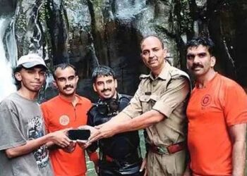 അവധി ആഘോഷത്തിനിടെ ഐഫോൺ വെള്ളച്ചാട്ടത്തിൽ; രക്ഷാദൗത്യവുമായി അഗ്നിരക്ഷാസേന