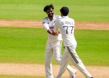 മൂന്നാം ദിനം തന്നെ വെസ്റ്റ് ഇൻഡീസിന്റെ കഥ കഴിച്ച് ഇന്ത്യ, ഈ ടീമിനോട് മുട്ടാൻ ആരുണ്ടെടാ എന്ന് ചോദിച്ച് ആരാധകർ; ഹീറോയായി സർ ജഡേജ