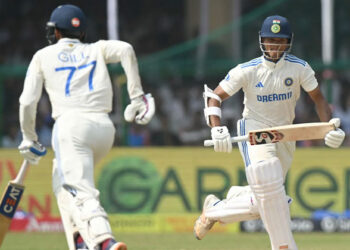 ക്യാപ്റ്റനായി പോയി അല്ലെങ്കിൽ നല്ല തെറി പറഞ്ഞേനെ, ഗില്ലിനോട് കലിപ്പായി ജയ്‌സ്വാൾ; മണ്ടത്തരം കാരണം നഷ്ടമായത് സുവർണാവസരം