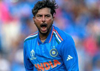 ഒരു കാരണവശാലും കുൽദീപിനെ കളത്തിലിറക്കരുത്, പകരം ആ താരത്തെ ഇന്ത്യ നാളെ കളിപ്പിക്കണം; ആവശ്യവുമായി ആകാശ് ചോപ്ര