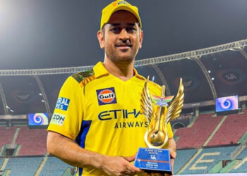 എനിക്ക് വട്ടായതാണോ അതോ ഇവർക്ക് മുഴുവൻ ഭ്രാന്തായതാണോ, എന്തിനാണ് തനിക്ക് ഈ പുരസ്ക്കാരമെന്ന് ധോണി പോലും ഞെട്ടിയ നിമിഷം; ചുമ്മാ ഒരു മാൻ ഓഫ് ദി മാച്ച്