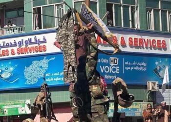 ഓടിയ വഴിക്ക് പുല്ലുപോലും മുളയ്ക്കില്ല; പാകിസ്താൻ സൈനികരുടെ പാന്റുകളുമായി പരേഡ് നടത്തി താലിബാൻ