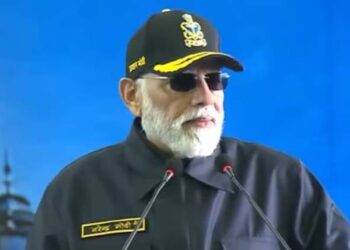 കേവലം പേര് കൊണ്ട് മാത്രം പാകിസ്താനെ രാത്രി മുഴുവൻ ഉണർത്തി നിർത്തി: ഐഎൻഎസ് വിക്രാന്തിൽ സൈനികവേഷത്തിലെത്തി ദീപാവലി ആഘോഷിച്ച് മോദി