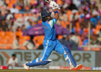 ഗംഭീർ ആ താരത്തിന്റെ കഴിവ് നശിപ്പിക്കുന്നു, കാണിക്കുന്നത് ക്രൂരത! ഇന്ത്യയുടെ ബാറ്റിംഗ് തകർച്ചക്ക് പിന്നാലെ ചർച്ചകൾ സജീവം