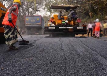 ഇത്തിരി ചുണ്ണാമ്പുണ്ടോ റോഡിത്തിരി സ്‌ട്രോങ്ങാക്കാനാ..: പൊതുമരാമത്ത് വകുപ്പിന്റെ പുതിയ പരീക്ഷണം
