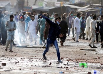 ലാഹോർ കത്തുന്നു ; യുഎസ് എംബസിക്ക് നേരെയും ആക്രമണം ; പാകിസ്താൻ ഭരണകൂടത്തിന് എട്ടിന്റെ പണിയുമായി തെഹ്രീക്-ഇ-ലബ്ബായിക് പാകിസ്താൻ