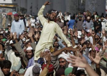 കലാപ ഭൂമിയായി കത്തിയെരിഞ്ഞ് ഇസ്ലാമാബാദും ലാഹോറും ; പോലീസ് വെടിവെപ്പിൽ 11 മരണം