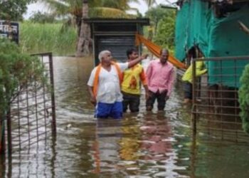ദീപാവലിയിൽ വെള്ളത്തിൽ മുങ്ങി ചെന്നൈ ; കനത്ത മഴയിൽ മുങ്ങി തെരുവുകൾ ; വരും ദിവസങ്ങളിലും മഴ ശക്തമാകുമെന്ന് മുന്നറിയിപ്പ്