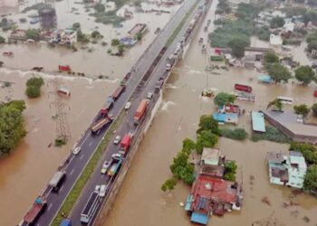 തമിഴ്നാടിനെ ദുരിതത്തിലാക്കി കനത്ത മഴ ; മേട്ടൂർ അണക്കെട്ട് പൂർണ്ണ ശേഷിയിലെത്തി; കടലൂരിൽ മാത്രം 191 ദുരിതാശ്വാസ ക്യാമ്പുകൾ