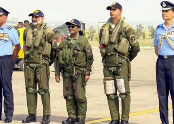 റാഫേലിൽ പറന്ന് രാഷ്ട്രപതി ദ്രൗപതി മുർമു ; ഗാർഡ് ഓഫ് ഓണർ നൽകി ഇന്ത്യൻ വ്യോമസേന