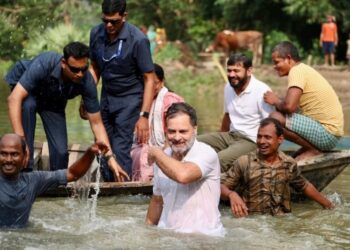 തിരഞ്ഞെടുപ്പ് പ്രചാരണത്തിന് കുളത്തിൽ ചാടി മീൻ പിടിക്കാൻ ശ്രമിച്ച് രാഹുൽ ഗാന്ധി ; ഒരു മാറ്റവും ഇല്ലല്ലോ എന്ന് സമൂഹ മാധ്യമങ്ങൾ