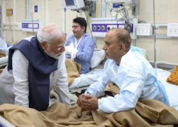 ഭൂട്ടാനിൽ നിന്നും നേരെ പരിക്കേറ്റവർക്കരികിലേക്ക് ; ഡൽഹി സ്ഫോടനത്തിൽ പരിക്കേറ്റവരെ സന്ദർശിച്ച് പ്രധാനമന്ത്രി ; വൈകിട്ട് സിസിഎസ് യോഗം