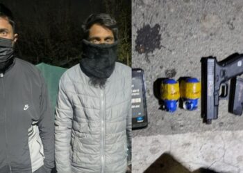 ജമ്മുകശ്മീരിൽ രണ്ട് ‘ഹൈബ്രിഡ് തീവ്രവാദികൾ’ അറസ്റ്റിൽ ; ആയുധങ്ങളും സ്ഫോടക വസ്തുക്കളും പിടിച്ചെടുത്തു