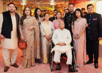 തകർന്നടിഞ്ഞ് കുടുംബവും ; ലാലു കുടുംബത്തിൽ കൂട്ടത്തല്ല് ; ചെരുപ്പൂരി അടിച്ചതായി മകളുടെ പരാതി ; നാല് പെൺമക്കളും വീട് വിട്ടിറങ്ങി