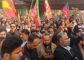 ഭരണഘടന ഭേദഗതിക്കെതിരെ പാകിസ്താനിൽ കനത്ത പ്രതിഷേധങ്ങൾ ; പൊതുജനത്തിനൊപ്പം പ്രതിപക്ഷ പാർട്ടികളും തെരുവിലിറങ്ങി