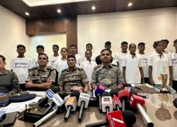 ഛത്തീസ്ഗഡിൽ 15 കമ്മ്യൂണിസ്റ്റ് ഭീകരർ കീഴടങ്ങി ; ചുവപ്പ് ഭീകരത ഉപേക്ഷിച്ചവരിൽ 48 ലക്ഷം രൂപ പ്രതിഫലം പ്രഖ്യാപിച്ചിട്ടുള്ള ഒമ്പത് പേരും