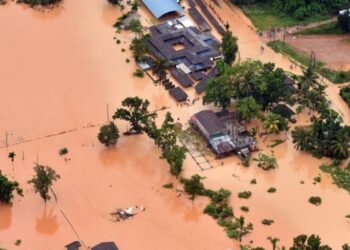 കനത്ത മഴയും വെള്ളപ്പൊക്കവും ; ശ്രീലങ്കയിൽ മരണസംഖ്യ 50 കടന്നു ; നിരവധിപേരെ കാണാതായി; 600 ലധികം വീടുകൾ പൂർണമായി തകർന്നു