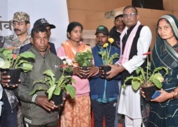 തലയ്ക്ക് വിലയിട്ടിരുന്നത് 65 ലക്ഷം രൂപ ; ജഹാജ് കൽമു ഉൾപ്പടെ ദന്തേവാഡയിൽ 37 കമ്മ്യൂണിസ്റ്റ് ഭീകരർ കീഴടങ്ങി