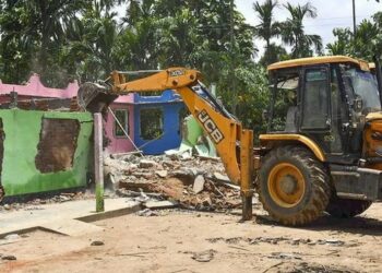 സംരക്ഷിത വനഭൂമി കയ്യേറി വീടുകൾ നിർമ്മിച്ച് താമസിച്ചത് 40 വർഷത്തോളം ; അസമിൽ 1500 ബംഗാളി മുസ്ലിം കുടുംബങ്ങളെ കുടിയൊഴിപ്പിച്ച് സർക്കാറിന്റെ ബുൾഡോസർ ആക്ട്