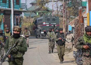രാത്രി വൈകി ഭക്ഷണം ചോദിച്ച് വാതിലിൽ മുട്ടി; 3 ഭീകരർക്കായി തിരച്ചിൽ ആരംഭിച്ച് സുരക്ഷാ സേന