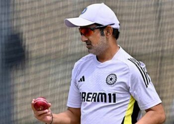 നോട്ടമിട്ടു വെച്ചിരിക്കുകയാണ് നിന്നെ, അതാണ് അവസാന അവസരം; ഗൗതം ഗംഭീറിന്റെ പ്രതികരണങ്ങളിലെ അതൃപ്തിക്ക് പിന്നാലെ ബിസിസിഐ പറയുന്നത് ഇങ്ങനെ